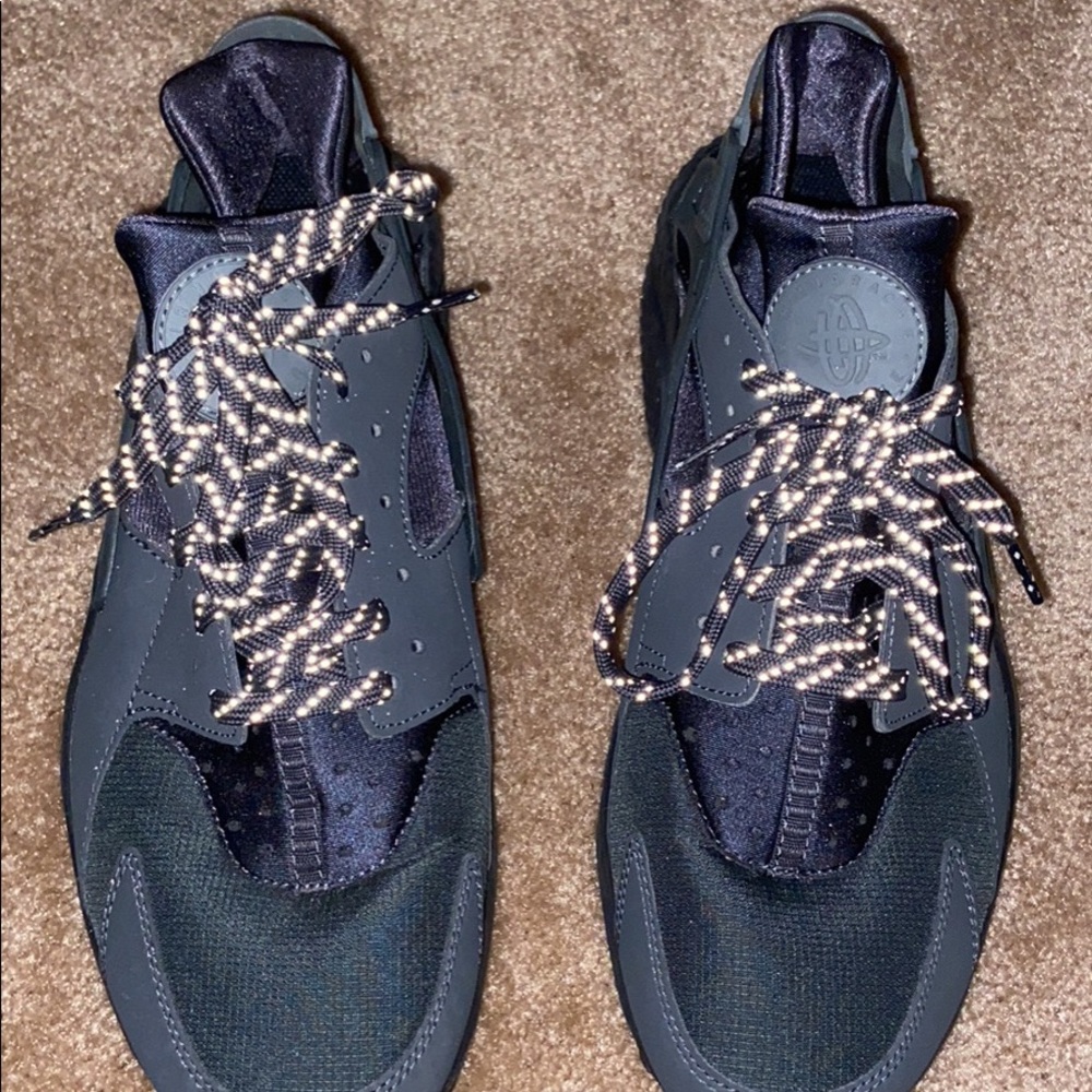 BRAND NEW! Black Nike Huarache